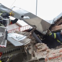 Vatrogasci u Zagrebu osiguravaju zgradu oštećenu u potresu