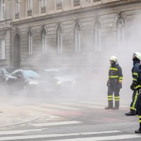 Vatrogasci u Zagrebu osiguravaju zgradu oštećenu u potresu