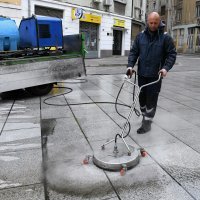 Rijeka: Radnici Čistoće čiste plato ispred Opere