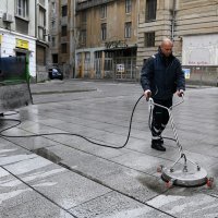Rijeka: Radnici Čistoće čiste plato ispred Opere