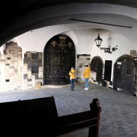 Kamenita vrata, jedno od rijetkih javnih mjesta gdje se vjernici mogu pomoliti