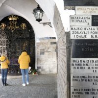 Kamenita vrata, jedno od rijetkih javnih mjesta gdje se vjernici mogu pomoliti