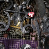 Kamenita vrata, jedno od rijetkih javnih mjesta gdje se vjernici mogu pomoliti