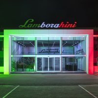 Lamborghini je osvijetlio noću svoje sjedište u talijanskim bojama