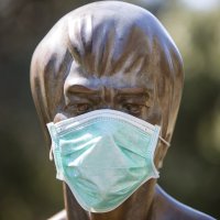 Mostar: Kip Brucea Leeja osvanuo sa zaštitnom maskom i rukavicama