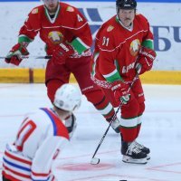 Aleksandar Lukašenko igra hokej