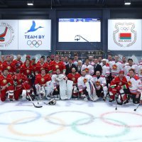 Aleksandar Lukašenko igra hokej