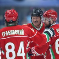 Aleksandar Lukašenko igra hokej
