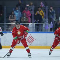 Aleksandar Lukašenko igra hokej