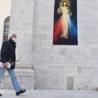 Šibenik: Građani dolaze po blagoslovljene maslinove grančice ispred crkve