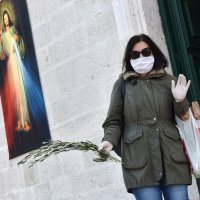 Šibenik: Građani dolaze po blagoslovljene maslinove grančice ispred crkve