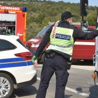 Policija na ulazu u Murter