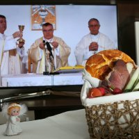 Kardinal Bozanić blagoslovio hranu putem malih ekrana