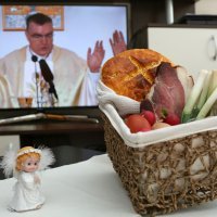 Kardinal Bozanić blagoslovio hranu putem malih ekrana