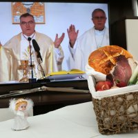 Kardinal Bozanić blagoslovio hranu putem malih ekrana