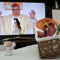 Kardinal Bozanić blagoslovio hranu putem malih ekrana