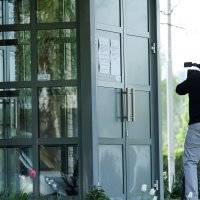 Zagreb: Kardinal Josip Bozanić dolazi u crkvu u kojoj služi Uskrsno misno slavlje bez vjernika