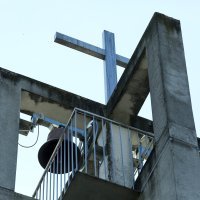 Zagreb: Kardinal Josip Bozanić dolazi u crkvu u kojoj služi Uskrsno misno slavlje bez vjernika