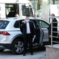 Zagreb: Kardinal Josip Bozanić dolazi u crkvu u kojoj služi Uskrsno misno slavlje bez vjernika