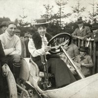 Mercédès Jellinek (1889. – 1929.), u trkaćem automobilu Mercedes Grand-Prix iz 1906. Iz zbirke objavljene 2012. iz arhive Mercedes-Benz Classic