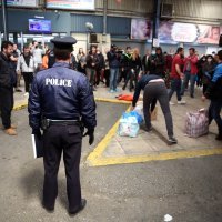 Atena, Grčka - Gužva na autobusnom kolodvoru, policija kontrolira vjernike koji čekaju janjetinu iz ruralnih krajeva