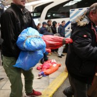 Atena, Grčka - Gužva na autobusnom kolodvoru, policija kontrolira vjernike koji čekaju janjetinu iz ruralnih krajeva
