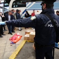 Atena, Grčka - Gužva na autobusnom kolodvoru, policija kontrolira vjernike koji čekaju janjetinu iz ruralnih krajeva