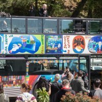 Damir Urban svirao po Rijeci iz turističkog autobusa