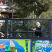 Damir Urban svirao po Rijeci iz turističkog autobusa