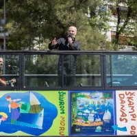 Damir Urban svirao po Rijeci iz turističkog autobusa