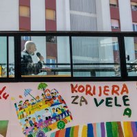 Damir Urban svirao po Rijeci iz turističkog autobusa