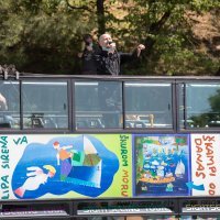 Damir Urban svirao po Rijeci iz turističkog autobusa