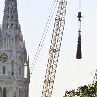 Uspješno je uklonjen vrh sjevernog tornja katedrale