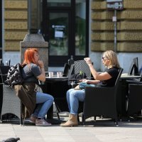 Dok trgovci pripremaju izloge za otvaranje, riječani šeću Korzom