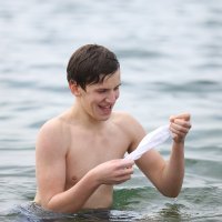 Šibenik: Prvo ovogodišnje kupanje na gradskoj plaži Banj