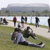 Zagreb: Sunčano i toplo vrijeme izmamilo brojne građane na Jarun