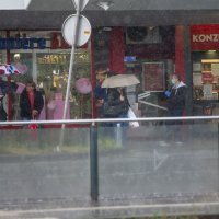 Zagreb: Posljepodnevni pljusak iznenadio je mnoge na gradskim ulicama