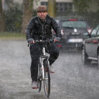 Zagreb: Posljepodnevni pljusak iznenadio je mnoge na gradskim ulicama