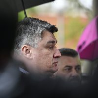 Predsjednik Milanović napustio je Okučane zbog pojave natpisa Za dom spremni