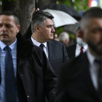 Predsjednik Milanović napustio je Okučane zbog pojave natpisa Za dom spremni