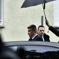 Predsjednik Milanović napustio je Okučane zbog pojave natpisa Za dom spremni
