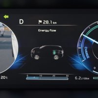 Digitalni zaslon visoke rezolucije 1920x720 piksela zamjenjuje konvencionalne brojčanike brzinomjera i broja okretaja motora