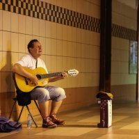 Ulični gitarist zabavlja rijetke prolaznike u pothodniku