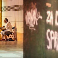 Ulični gitarist zabavlja rijetke prolaznike u pothodniku