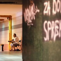 Ulični gitarist zabavlja rijetke prolaznike u pothodniku