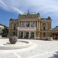 Novouređeni kazališni trg HNK Ivana pl. Zajca u Rijeci