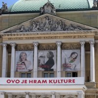 Novouređeni kazališni trg HNK Ivana pl. Zajca u Rijeci