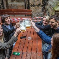 Žedni Česi nazdravljaju povratku na terase pivnica