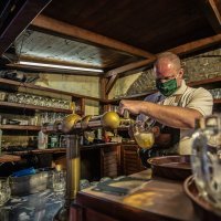 Žedni Česi nazdravljaju povratku na terase pivnica