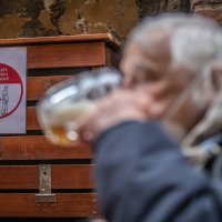 Žedni Česi nazdravljaju povratku na terase pivnica